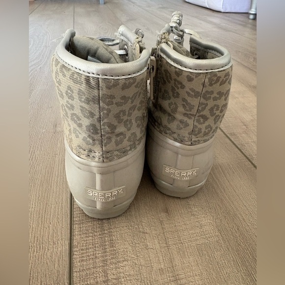 Sperry Toddler Girl Gray Leopard Print Saltwater Boots - Picture 4 of 7